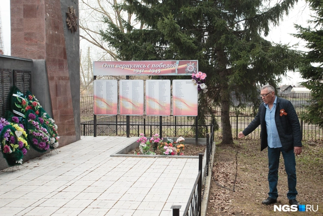 Дорожку от мемориала до ворот собираются восстанавливать, чтобы проводить шествия более комфортно | Источник: Андрей Бортко / NGS.RU