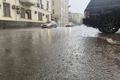 Ливень в Москве: улицы затопило, фото и видео