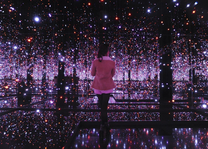 Инсталляция «Infinity Mirrored Room — Filled With The Brilliance of Life» (2011), Лондон, 2012 год.
