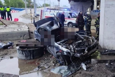 Спасатели показали извлечение тел из сгоревшей машины