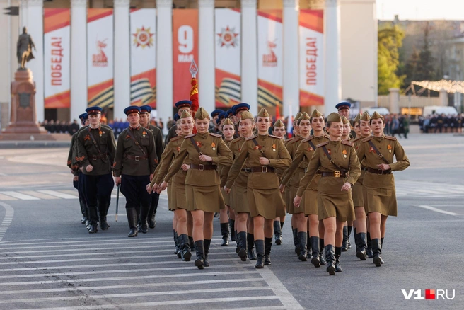Смотреть на красавиц в форме приятно вдвойне | Источник: Алексей Волхонский / V1.RU