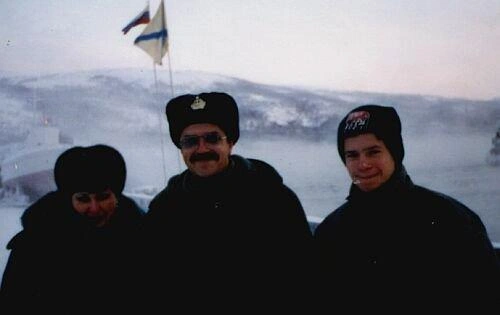Галина с мужем и сыном у атомной подлодки «Псков» в 1998 году | Источник: Галина Белогунь / VK.com