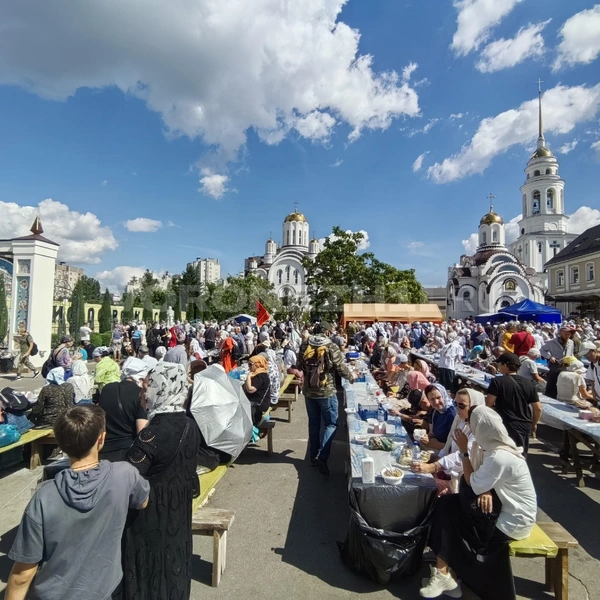 Для паломников расставили столы, но места всем не хватило | Источник: Андрей Пашинский / Voronezh1.ru