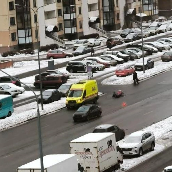 Пропускает машины на главной, а потом… ДТП с велокурьером на Кузнецова попало на видео | Источник: «Мегаполис»
