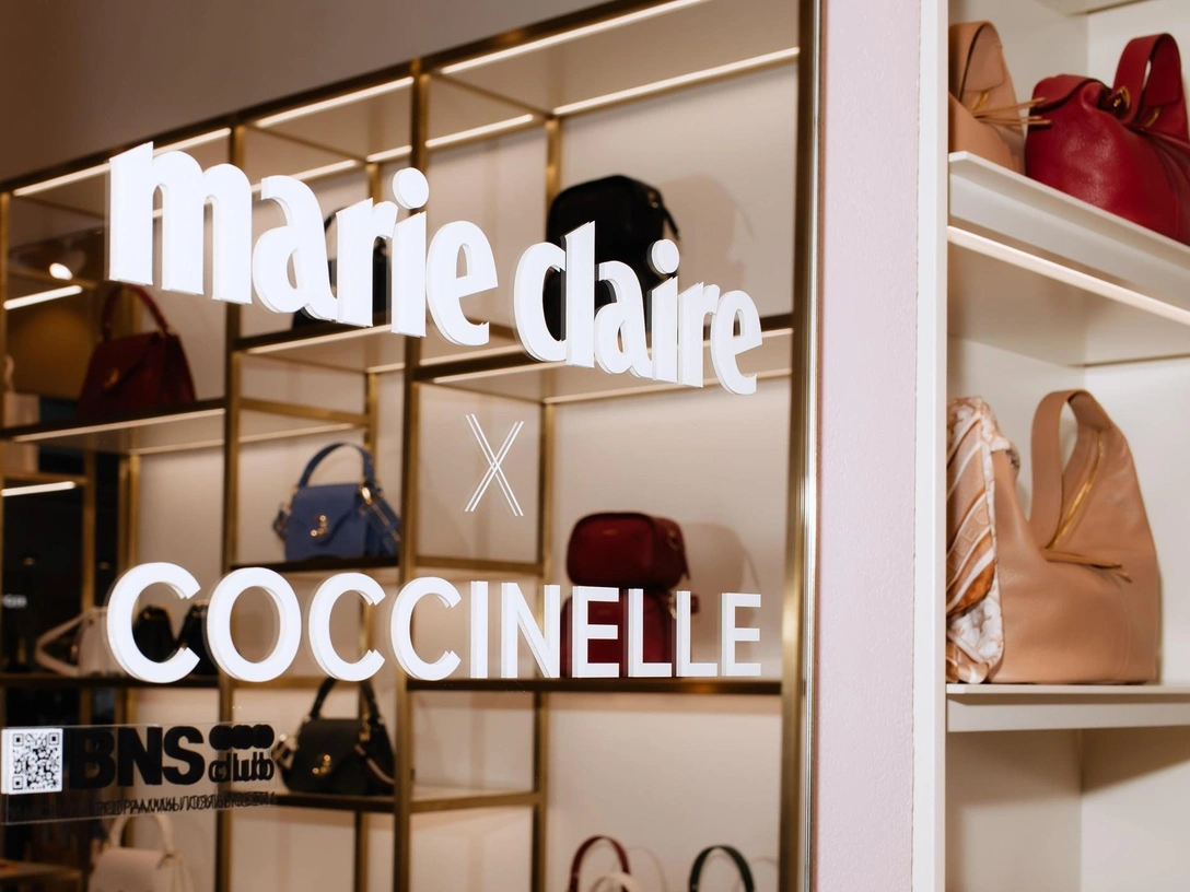 Создать праздничную атмосферу в бутике помогали стикеры с совместным брендингом на зеркалах. | mcmaison.ru
