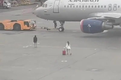 Опоздавшие на рейс девушки выбежали на взлётную полосу Шереметьево