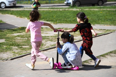 Отец требует возмещения ущерба после падения дочери с самоката