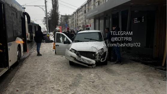 Водитель провалил алкотест: подробности ДТП у Госцирка, где авто влетело в остановку и снесло мальчика