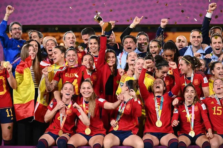 Girls power: королева Летиция в красном костюме поддержала женскую сборную Испании по футболу