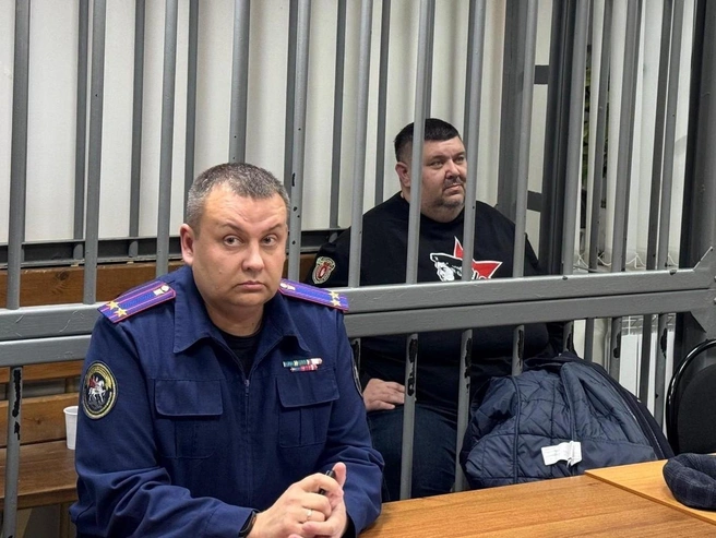 На заседании суда Алексею Ульянову (справа) продлили срок ареста до 1 июня | Источник: Елена Рублева / V1.RU