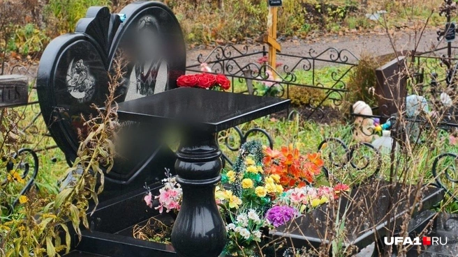 Даже спустя 10 лет могила ухожена и усыпана цветами | Источник: Булат Салихов / UFA1.RU