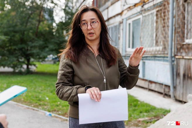 Маргарита Абайдулина держит в руках стопку ответов, полученных от различных инстанций | Источник: Ирина Шарова / 72.RU