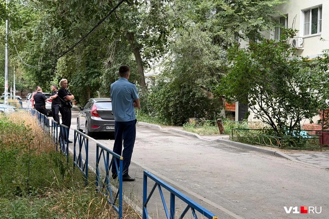 Место трагедии было оцеплено сотрудниками полиции | Источник: Алексей Волхонский / V1.RU