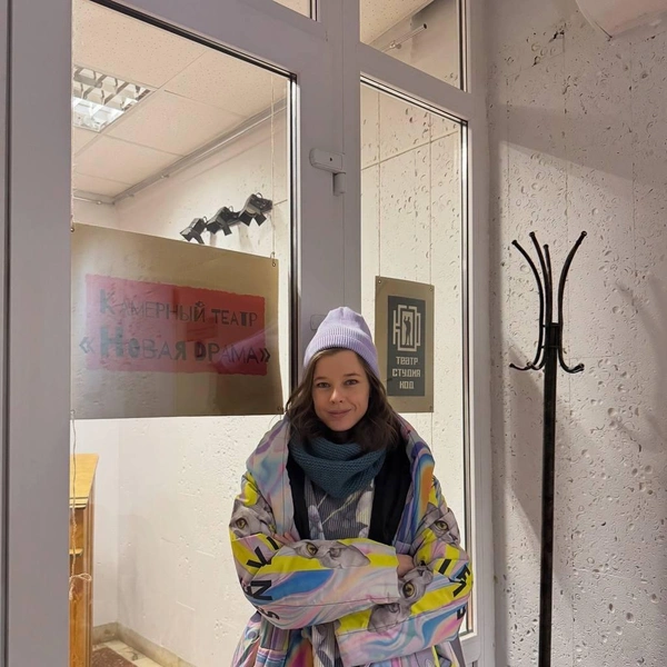 У входа в пермский театр, с которого начинала | Источник: Katerinashpitsa / Telegram