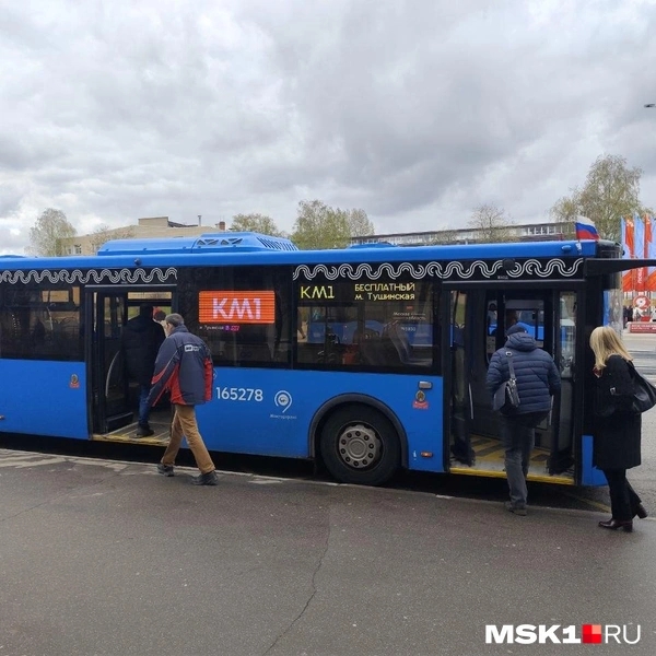 Остановка автобусов КМ1 у выхода 5 станции метро «Тушинская» | Источник: Игорь Мещанев / MSK1.RU