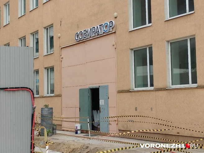 Возле «Собиратора» и в здании, где располагается «Сфера», еще идет ремонт, но он должен скоро закончиться | Источник: Дмитрий Волгин / Voronezh1.ru