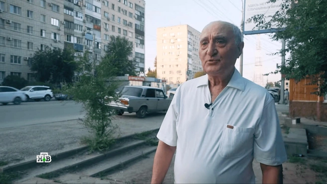 Николай Писаренко напротив дома, в котором был обнаружен убитый Миша Лапечев | Источник: программа «Следствие вели», выпуск от 27.09.2025 / НТВ.RU