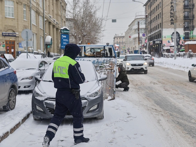 Автомобили припаркованы на тротуаре у здания консерватории. | Источник: Александр Ощепков / NGS.RU