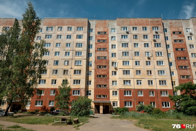 Большой ярко окрашенный панельный дом | Источник: Александр Куренной / 76.RU