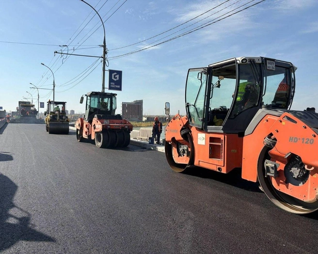 Контроль исполнения работ ведут специалисты МКУ «Гормост» и подрядная организации ООО «Трасса плюс» | Источник: Мэрия Новосибирска