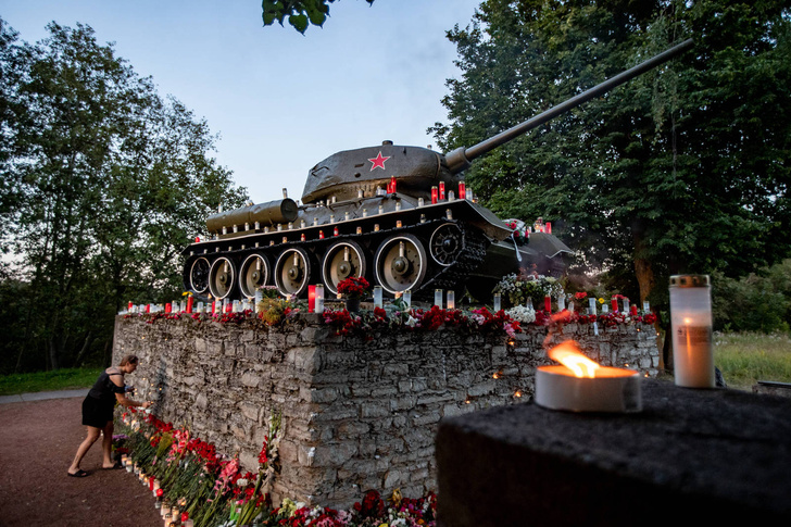 Люди плачут и не понимают за что. Местные жители создали мемориал на месте, где стоял танк Т-34 в Нарве