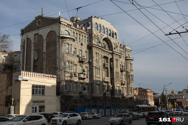 Здание до сих пор выделяется на фоне соседних строений. Как и сотню лет назад | Источник: Евгений Вдовин / 161.RU
