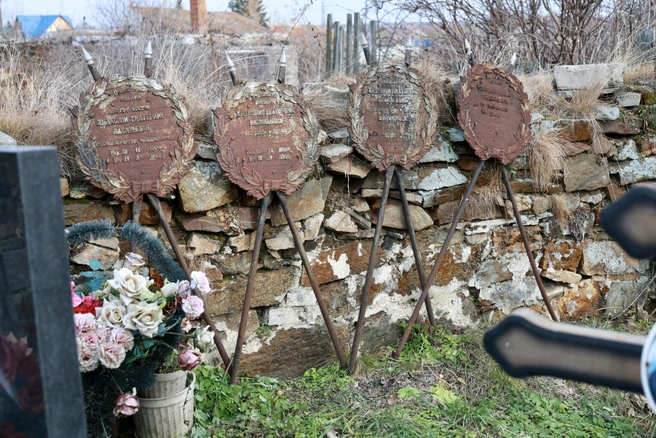 На венках писали эпитафии от родных и близких | Источник: Михаил Шилкин