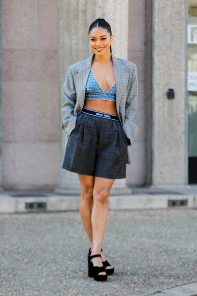 Костюм с шортами на резинке и джинсовый бра-топ: стильный образ Ванессы Хадженс на Неделе моды в Париже