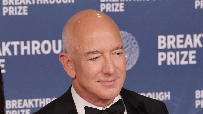Глава Amazon стал целью гневных протестов. | Источник: MEGA