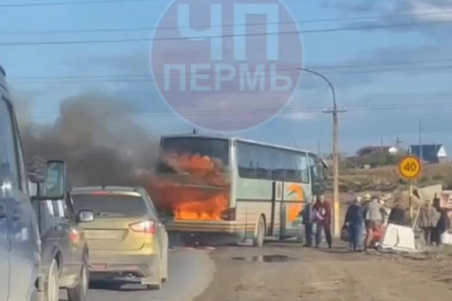 Автобус не просто дымился: полыхал огонь | Источник: «ЧП Пермь | новости»