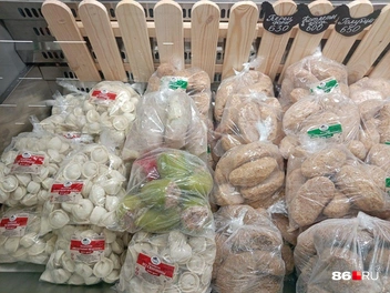 На ярмарке можно запастись домашними заготовками | Источник: Мария Гришкина / 86.RU