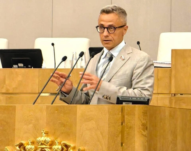 В обычной жизни он очки не носит, а зря | Источник: «Владимир Самокиш» / t.me