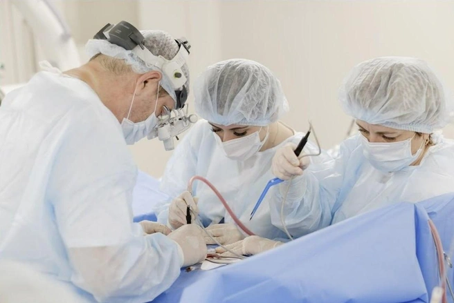 Специалисты клиники Medica проводят операцию | Источник: Medica