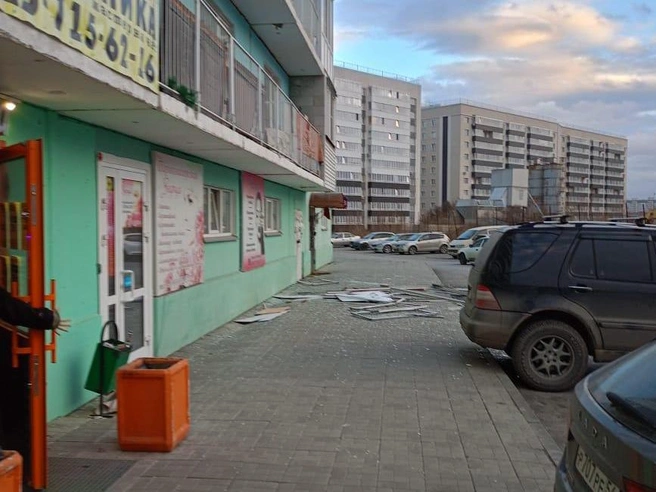 Оконные рамы упали с шестого этажа | Источник: предоставила Екатерина Сычёва