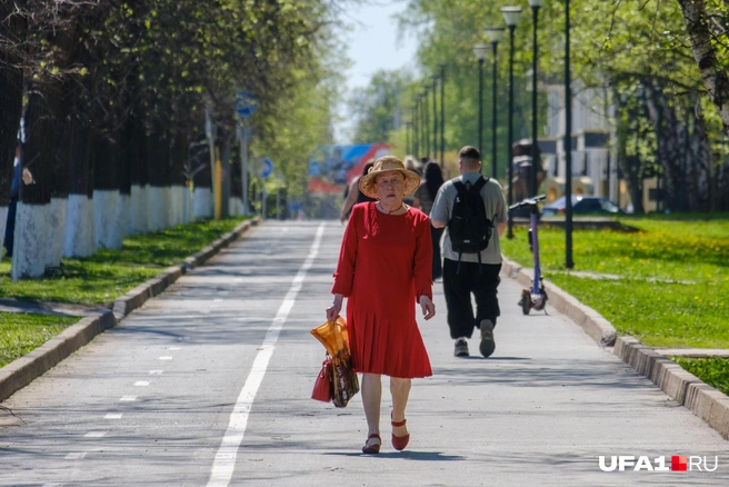 Пожилая леди явно вдохновлялась королевой английской | Источник: Булат Салихов / UFA1.RU