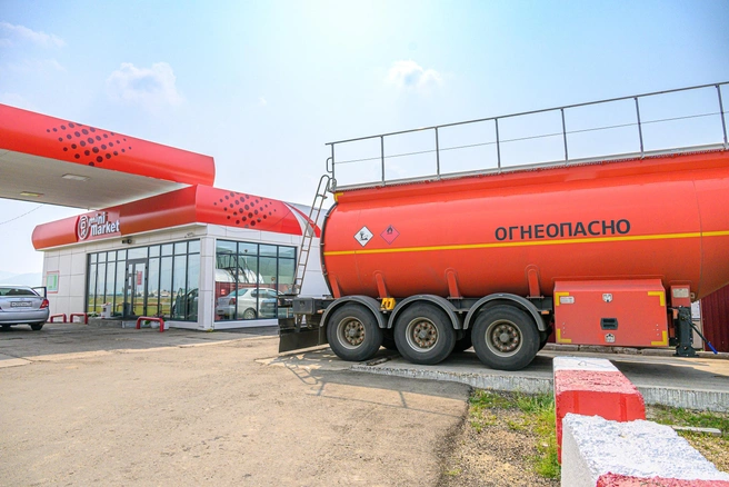 Петербургская биржа начала торговлю бензином пониженных экологических классов. Сначала Евро-2 и Евро-3 поедут в регионы, но и Петербургу приготовиться. | Источник: Олег Фёдоров / CHITA.RU