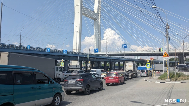 Переход от автоцентра на Большевистской, 1 к Фабричной — самый страшный: между знаками перехода и светофором около 50 м, и с перехода просто не видно, можно идти или нет. Остаётся только надеяться на благосклонность водителей в этом плотном потоке | Источник: Лиза Пичугина / NGS.RU
