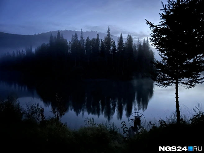 Под ночь у избы | Источник: Алексей Тайганавт / NGS24.RU