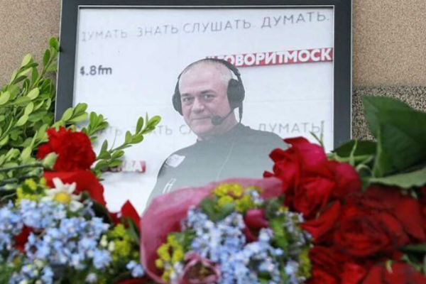 Поклонники несут цветы на Троекуровское кладбище