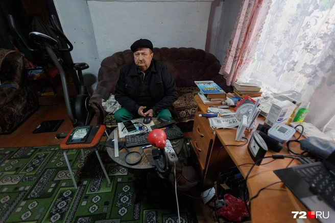 — Раньше я работал главным зоотехником. Сейчас на пенсии. У меня овцы, летом пчелы. В интернете сижу, — говорит Лео. | Источник: Ирина Шарова / 72.RU