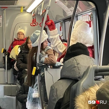 Это не новая форма контролёров, а новогоднее настроение у пермяков | Источник: читательница 59.RU