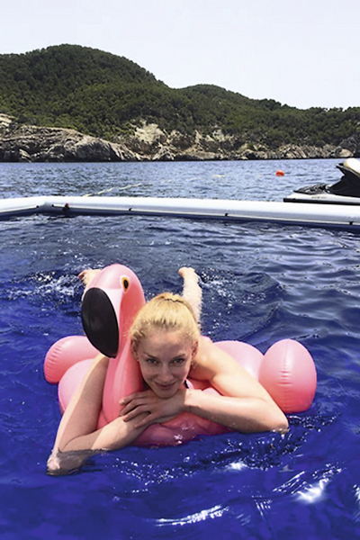 Фото с розовым фламинго появилось сначала в «Инстаграме» Ходченковой, а затем и на странице ее спутника