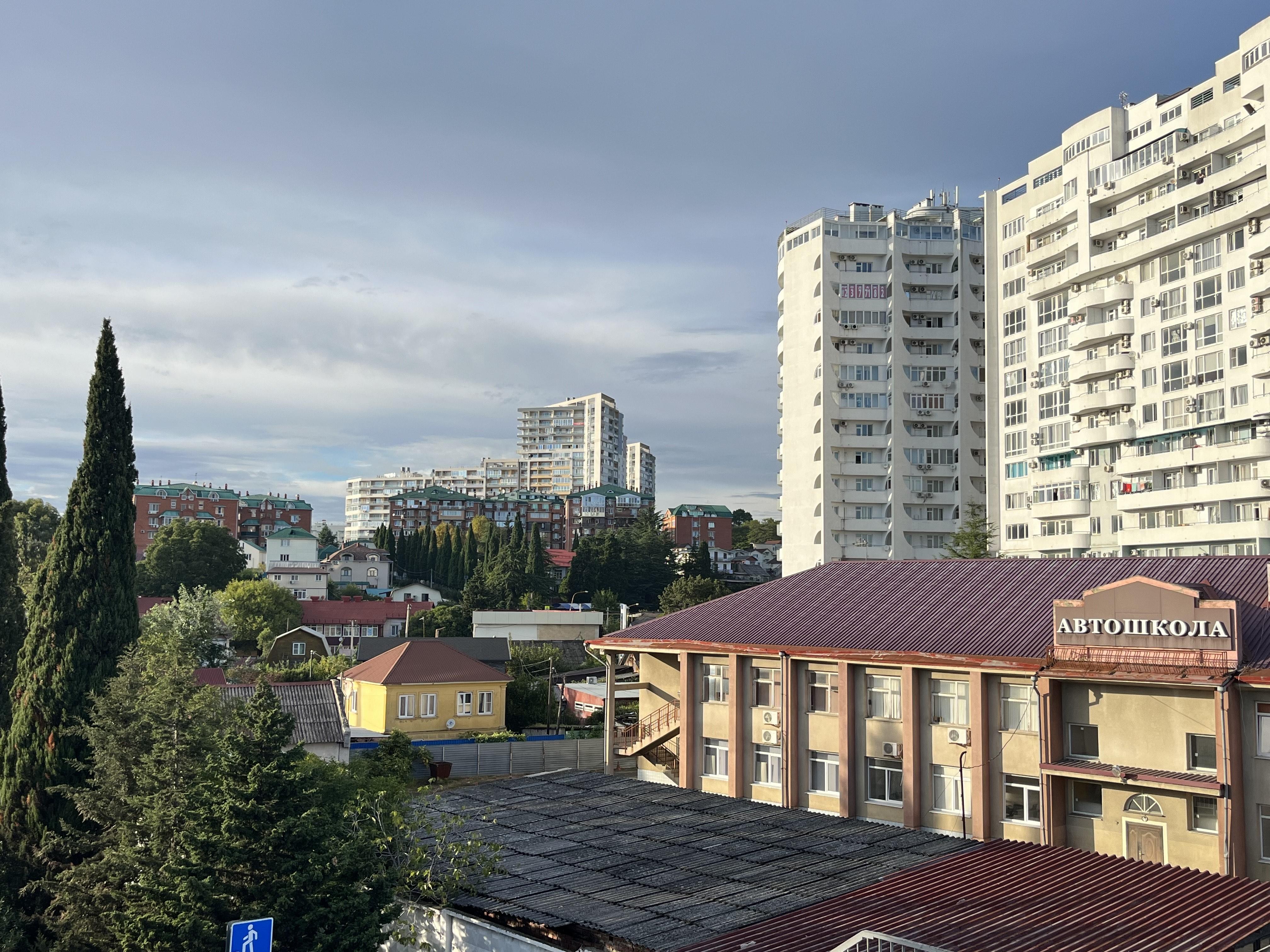 Несмотря на сложную экономическую ситуацию, москвичи и питерцы продолжают скупать недвижимость в Сочи 