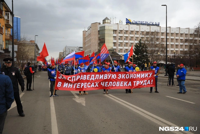Свое шествие колонна должна завершить на Площади Революции | Источник: Артём Ленц