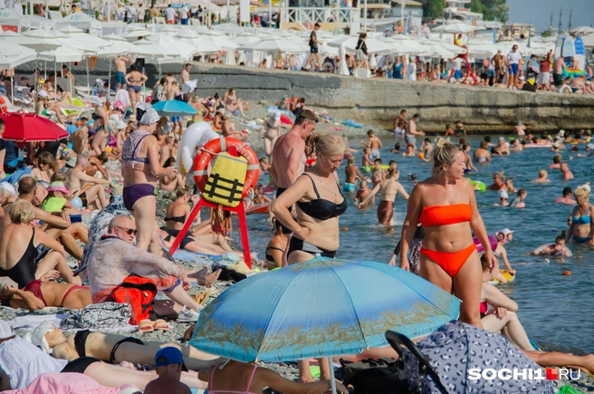 Тесный отдых на центральном пляже в Сочи | Источник: Оксана Витязь / SOCHI1.RU