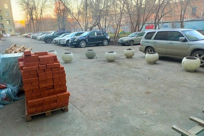 14 вазонов у подъезда: кто установил и зачем