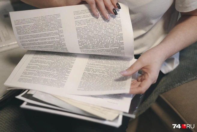 У родителей толстенные папки с документами из судов | Источник: Наталья Лапцевич