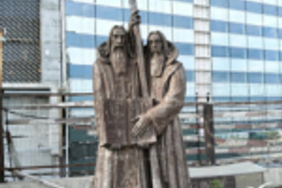 Памятник Кириллу и Мефодию убирают с Орлиной сопки