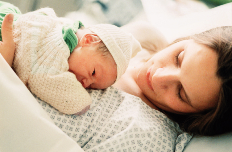 Девушка с новорожденным ребенком фото