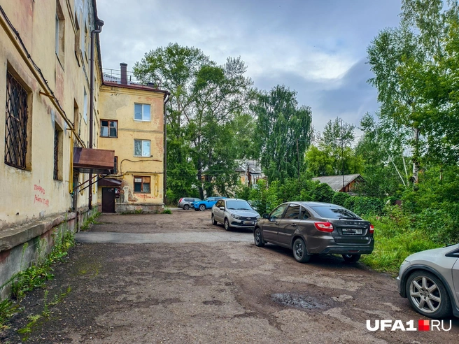 Зато парковочных мест всем хватает | Источник: Булат Салихов / UFA1.RU